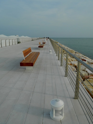 Immagine con mare, panchine, lungomare, ringhiera, cielo, prospettiva, pontile, scogli