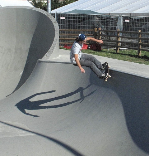 Immagine con ombra, sport, ragazzo, pista, skate, curve, skateboard, acrobazia, rotelle, cappello