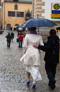 pioggia, bianco, persone, ombrello, sposa, ombrelli, neve, passanti, donna, maltempo, uomo, viola, finestre, strada, rosso, chiesa, case