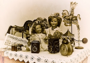 bambole, sveglia, vintage, giocattoli, giornale, fotocamere, cavallino, cavalli, giostra, cavaliere, antico, pizzo, ricami, camere, macchine, tovaglia, seppia, giornalino, orsetto