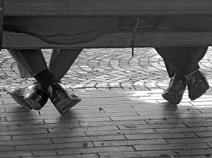 panchina, scarpe, piedi, bianconero, gambe, due, pavimento, pantaloni, calzini, coppia, nero, grigio, mattoni, persone