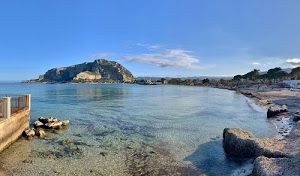 mare, spiaggia, cielo, scogli, azzurro, nuvole, promontorio, acqua, ringhiera, sassi, alberi, isola