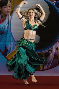 verde, costume, ballerina, piedi, danza, capelli, danzatrice, braccia, ballo, danzare, ventre, donna, bracciali, tappeto, gonna, reggiseno, scalza
