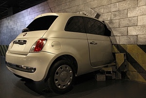 muro, auto, ruota, cinquecento, automobile, macchina, mattoni, incidente, fanale, scontro, bianco