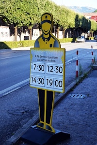 strada, alberi, orari, giallo, sagoma, cartello, tombino, auto, numeri, paletti, orario, omino, nero, bianco, pali, filare, verde, automobile, cifre