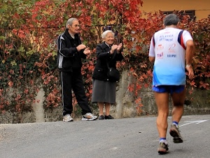 anziani, strada, corsa, gambe, foglie, podista, maglietta, persone, scarpe, mani, maratona, donna, uomo, tuta, corridore, sorriso, spettatori, applausi, atleta, correre, piante, edera, sport