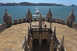 mare, vela, barca, guglie, azzurro, lisbona, castello, acqua, merli, persone, scorcio, vele, colline, cielo, barche