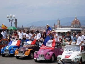 persone, firenze, cupola, bandiere, lampione, automobili, auto, campanile, bianco, blu, rosso, raduno, azzurro, cielo, bandiera, colori, torre