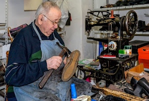 martello, calzolaio, occhiali, attrezzi, scarpa, grembiule, artigiano, ciabattino, suola, uomo, cucitrice, anziano, ruota, mestiere, macchina, ripiani, mano, scarpe, bottega