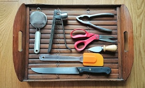 forbici, colino, schiaccianoci, attrezzi, coltello, vassoio, legno, cucina, rosso, tagliere, spatola, paletta, formaggio, giallo, metallo, coltellino