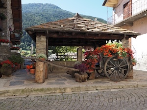 fiori, carro, tettoia, ruote, legno, montagna, tetto, ruota, raggi, carretto, vasi, balcone, balconi, cielo, finestre, piante, rosso, verde, colonne, tegole, collina, ringhiera