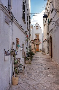 finestre, piante, lampione, vasi, case, vicolo, sedia, sedie, scala, portoni, porte, cielo, balcone, via, porta, nuvole, portone, paese, tubi