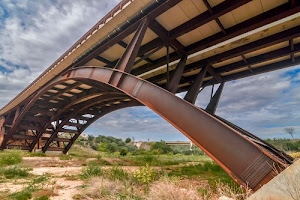 ponte, ferro, verde, nuvole, cielo, erba, arco, alberi, arcata, ruggine, metallo, piante, cespugli, marrone, case, azzurro, traverse, arcate