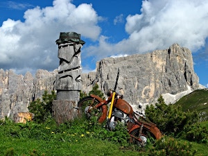 ruggine, nuvole, moto, verde, cielo, montagna, erba, motocicletta, ruote, monumento, prato, bianco, montagne, fiori, rocce, totem, marrone, azzurro, tronco, legno