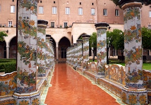 colonne, archi, finestre, piastrelle, alberi, ceramica, colori, verde, pavimento, palazzo, chiostro, maioliche, maiolica, giardino, capitelli, mattonelle, napoli, corridoio, edificio