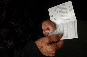 mani, dita, leggere, preghiera, nero, libretto, libro, devozione, anziana, scritte