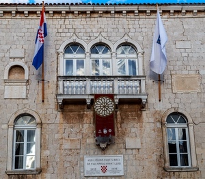 bandiere, finestre, balcone, palazzo, stemma, trifore, vetri, stendardo, facciata