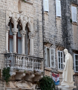 statua, balcone, finestre, colonne, bandiera, trifora, archi, marmo