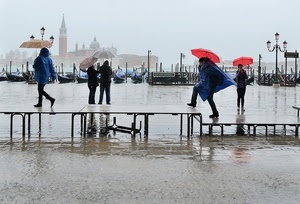 ombrelli, acqua, venezia, passerella, gondole, pioggia, campanile, rosso, chiesa, lampioni, persone, blu, mare, passanti, alta