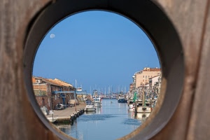 barche, porto, cerchio, canale, acqua, oblò, mare, foro, luna, finestra, cielo, case