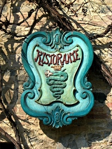 insegna, biscione, corona, serpente, rami, ristorante, scritta, azzurro, muro