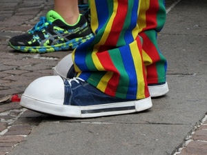 scarpe, righe, multicolore, colori, pantaloni, rosso, verde, giallo, blu, strisce, pantalone