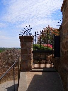 cancello, fiori, cielo, nuvole, punte, ringhiera, frecce, colonna, lance, piante
