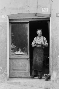 vetrina, grembiule, artigiano, bianconero, porta, uomo, calzolaio, bottega, scarpone, vetro