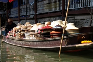 cappelli, barca, acqua, paglia, ringhiera, venditore, canale, uomo, giallo, pile, mare, imbarcazione, palo, persona