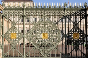 cancello, oro, ferro, palazzo, punte, verde, rombi, cielo, lance