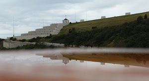 riflesso, acqua, croce, cielo, cimitero, nuvole, verde, sacrario, bianco, alberi, nebbia, panorama, paesaggio, ossario, strada, monumento, chiesa
