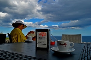 caffè, nuvole, tazzina, mare, tavolo, piattino, cappello, donna, libro, cucchiaino, lettura, cielo, sedia, tovaglioli, tavolino, berretto, giallo, leggere, sedie, due