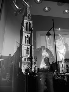 vetrina, campanile, riflesso, bianconero, manichino, riflessi, manichini, chiesa