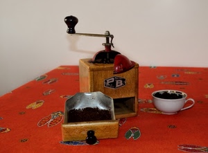 caffè, tovaglia, macinino, tazzina, rosso, legno, tazza, bianco, tavolo, cassetto, marrone, macinacaffè, pomello, chicchi, cassettino