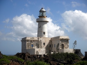 faro, nuvole, cielo, mare, bianco, lanterna, rocce, verde, finestre, rudere, azzurro, torre, piante