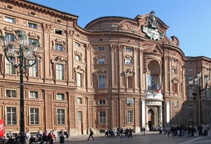 palazzo, finestre, lampioni, lampione, piazza, torino, bandiere, passanti, stemma, persone, cielo