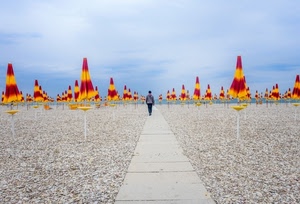 spiaggia, ombrelloni, rosso, mare, passerella, giallo, cielo, sabbia, passante, nuvole