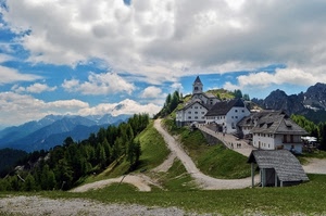 alberi, nuvole, montagne, cielo, montagna, chiesa, case, borgo, strada, panorama