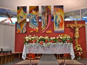 altare, fiori, crocifisso, chiesa, croce, rosso, pannelli, quadri, tovaglia, vetrate, colori, bianco