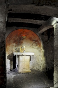 altare, catena, croce, arco, madonna, quadro, nicchia, icona, chiesa, tovaglia, cripta, lampada, grotta, ombra, pietra