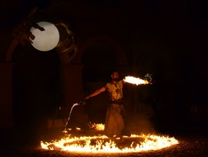 cerchio, fuoco, notte, fiamme, sfera, spettacolo, mani, magia, uomo, costume, artista, giocoliere, mangiatore, nero, palla, luna, dita