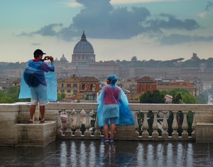 pioggia, balaustra, nuvole, cupola, panorama, due, fotografo, impermeabili, impermeabile, maltempo, cielo, persone, azzurro, roma, fotografi, città, bagnato, cupolone, chiesa