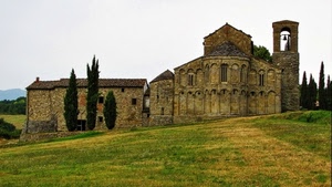 chiesa, alberi, prato, campanile, cipressi, verde, campana, abside, erba, archi, campagna, finestre