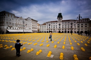 piazza, giallo, caschi, bambino, elmetti, file, manifestazione, bimbo, lampione, gialli