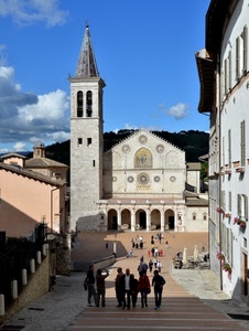 chiesa, campanile, persone, piazza, nuvole, cielo, scalinata, archi, duomo, case, rosone, finestre, spoleto, umbria, scale, portico, azzurro, fiori