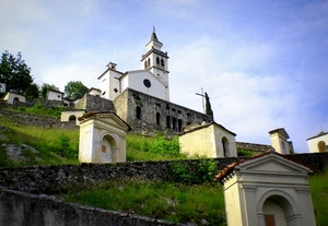 chiesa, campanile, verde, cielo, croce, cappelle, archi, nuvole, erba, alberi, muro, muretti, finestre, croci, cimitero, salita, edicole