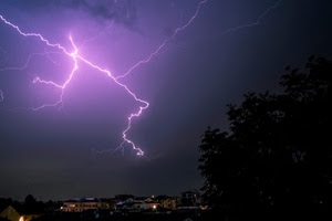 temporale, cielo, lampi, fulmine, notte, fulmini, saette, paese, saetta, albero, case, alberi, notturno