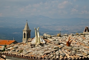campanile, gambe, tetti, mano, tegole, panorama, tetto, coppi, nuvole, cielo, montagne, manichino, pietre, comignolo, foschia, arte, croce