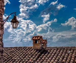 nuvole, cielo, tetto, lampione, comignoli, tegole, muro, coppi, azzurro, lampada, lampadina, comignolo, tetti
