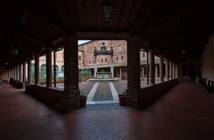 pozzo, colonne, chiostro, finestre, piante, portici, prospettiva, panche, pilastri, bianco, lampade, convento, cortile, archi, porticato, scalini, vasi, ombra